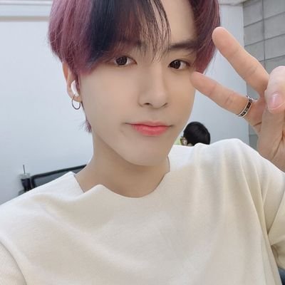 sohnthinks's profile picture. professional eric hand holder