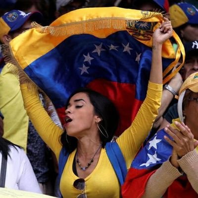 Venezolana orgullosa.
Caraqueña del 23E y a los Leones hasta rabiar.
Opositora a muerte.
Hijos ni loca; y menos lavarle interiores ni hacerle arepitas a nadie.