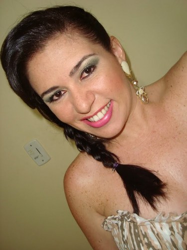 Enfermeira. Professora da UERN-Pau dos Ferros/RN e UNP-Mossoró/RN. Cursando Mestrado em Cuidados Clínicos em Saúde e Enfermagem-Fortaleza/CE.
