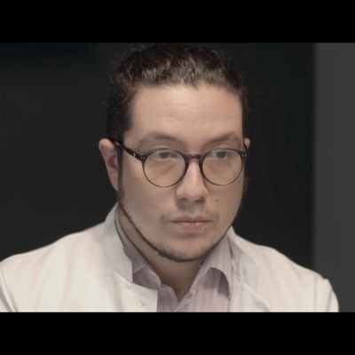 Me las quiero dar de filmmaker, videos de lo que sea.
Actúo solo con la voz.
Apreto botones en canales de TV
Quiero puro darle la vuelta al mundo.
