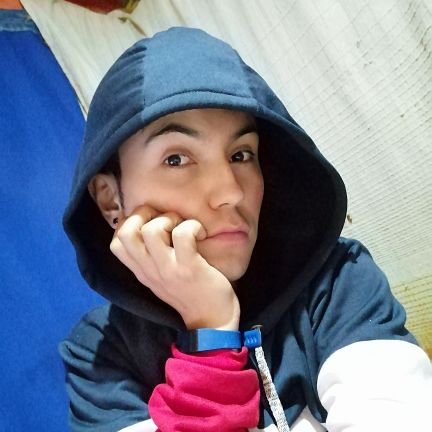 Nosotros somos de Dios; el que conoce a Dios, nos oye; el que no es de Dios, no nos oye. En esto conocemos el espíritu de verdad y el espíritu de error. 1° Ju