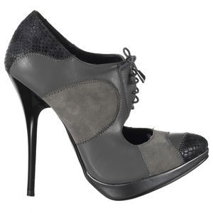 Tiendaa's profile picture. I am a lover of shoes, have gone above and beyond to find just the perfect pair for you.  Ladies check them out.  You will absolutely love them.