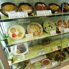 営業時間は平日10:00-14:30（長期休暇11:00-13:00） 🍚ご飯もの提供はB1F🍜麺類提供は1Fです！（長期休暇はB1Fでご飯と麺提供です） ※B1Fの3号機のみ交通系電子マネー使えます ⚠️アレルギーある方はスタッフへ！