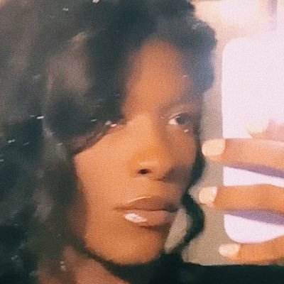 offlmikhail's profile picture. glitter obsessed rock n’ roller.