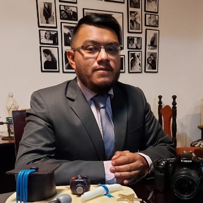 Licenciado en Comunicación Social y Periodismo; Estudiante de periodismo de la Universidad de Cuenca; Camarógrafo y Fotógrafo.