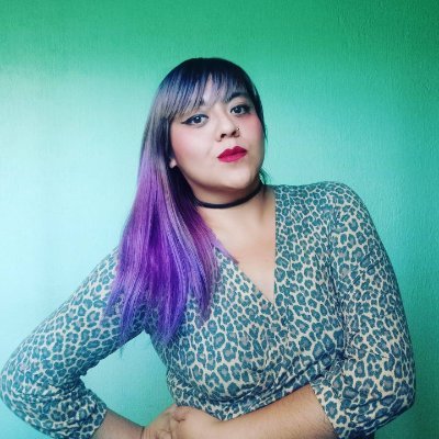 Artivista, teatrista y psicóloga. Soy la loca de morado. Vivo de la tragicomedia y tengo un desastre mental.
