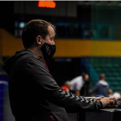 Typ od handballu w dolnośląskim wydaniu.
Dziennikarz: Tygodnik Słowo Sportowe.
Rzecznik prasowy: WKS Śląsk Wrocław Handball