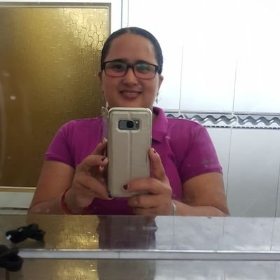 intocablegaby's profile picture. Irónico es que al amor y a la muerte se le regalen flores....