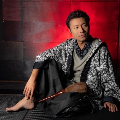 書家。ニコ生・ツイキャス・TikTokLiveで書道放送をやっています。元Yahoo!公認クリエイター。17Live認証ライバー。イベントや動画、HPの題字、店舗看板などの字の提供。 和楽器バンドでは多くのMVやボディーペイントで書を担当。連絡先:masamune777777@yahoo.co.jp