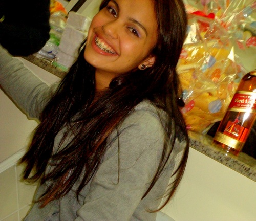 dart_muni's profile picture. Sagitariana ,não sou vegetariana ,as vezes faço xixi na cama ,mas minha mãe ainda me ama , é sou eu (: