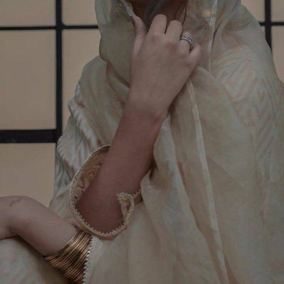 ناعمة، رقيقة، حريرية، دافئة، كأنها موجة بحرًا تنساب بخفة