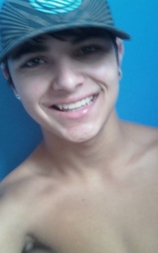 17 anos, paulista, canceriano, ama musica, ama futebol, gosto de sair com os amigos & sonha em conhecer o mundo.