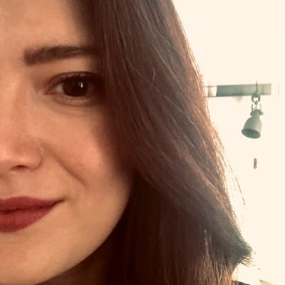 Geriatra y amante de las artes, de sangre mitad española, mitad colombiana.