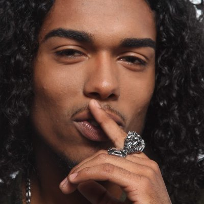 Kevinlima____'s profile picture. 24♒️ | PT🇵🇹🇨🇻🇲🇿| Artista Cantor & Compositor Mais de 300k no @youtube .