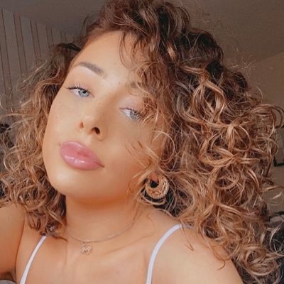 oliviaakane0121's profile picture. not stressed