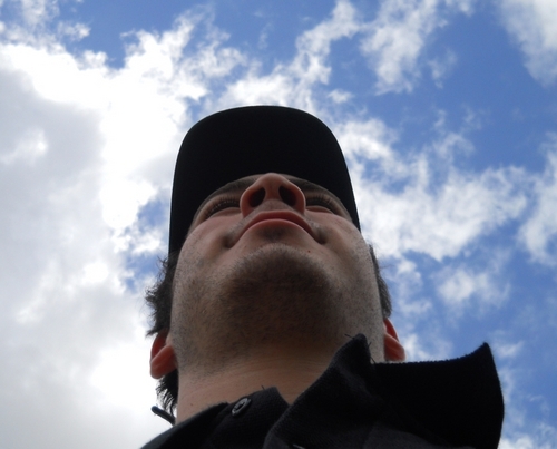 Nací, crecí bastante y abrí un Twitter . Lo demás son puras vainas lógicas, sin sentido. Ahorita, en Quito.

Born AirDrummer! 🥁