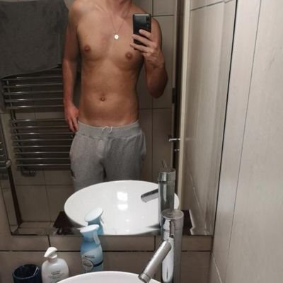 Bi, Irish 6ft 4 guy posting some hot pics and videos. Hope you enjoy.