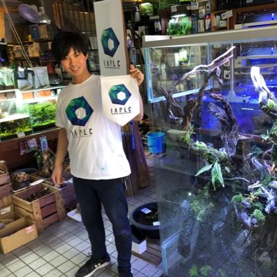 仕事もアクアリウム、家でもアクアリウム、学校もアクアリウム、幼き頃からアクアリウム漬け 熱帯魚店アワジヤのマネージャーっていう中間管理職やってます! お店にも是非!https://t.co/y4Osavmvt2 アワジヤ通販サイトも是非!