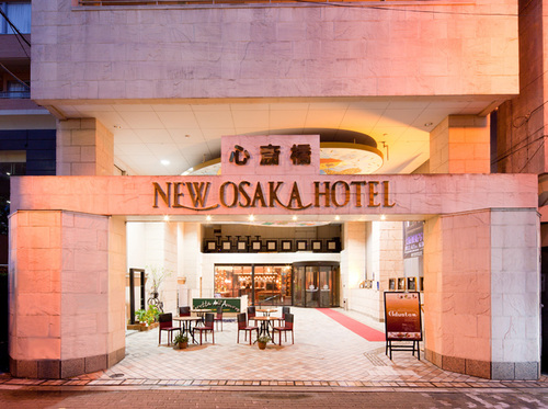 アーティストが集まる、また紹介するアートなホテル 
カラフルなストリートピアノも常設しております

お洒落で笑いの中心地、大阪ミナミ・心斎橋を遊ぶなら
最高の立地。観光にショッピングにと大阪を満喫いただ
けます。お一人でちょっぴり贅沢に、もしくは二人でリ
ーズナブルに。ビジネスご出張・観光にも嬉しい