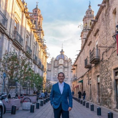 Emprendedor; esposo de Luisa desde hace 13 años; papá de Luisa, Jimena y Emiliano.