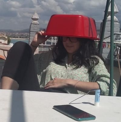 (she/her)
Soy un pájaro con el cuello torcido al que le gusta leer.