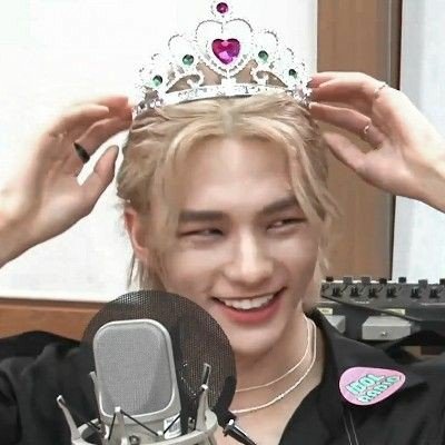 Imvotingfor8's profile picture. stan skz