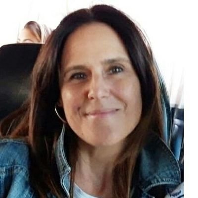 Amante de las buenas conversaciones, de los placeres mundanos, de acoger sin miedo lo que venga y no dejar de aprender. Coautora de Poniendo alma al dolor.