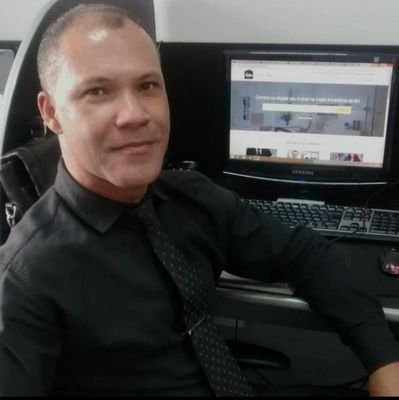 Sou corretor de imóveis e faço o que gosto, ajudar famílias a adquirir seu novo lar doce lar.