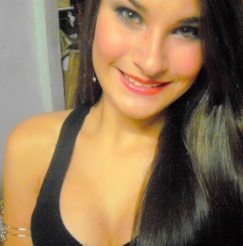 A diferença é vc quem faz ! - Uma Garota de 17 anos, que está cursando o ensino médio. E gosta mt de twittar e sair pro Samba ..