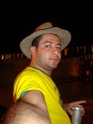 Uma pessoa de bem com a vida que sempre está em busca de grandes desafios e torcedor do Esporte Clube BAHEA.