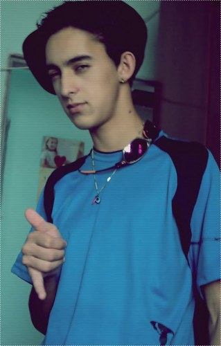 Twitter Oficial do Edson Nascimento
- A Boy spills and sincere! :$,
  segue me? :9