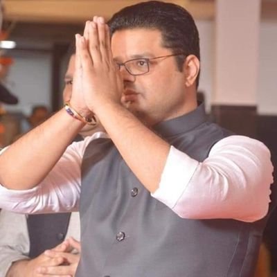 writer ,Businessman and Reiki Expert
*रुतबा तो 'खामोशियों'का होता है*,'
*अल्फ़ाज' का क्या*,
*वो तो मुकर जाते है हालात देखकर* !