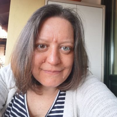 LaSimoRom's profile picture. Giornalista pubblicista per professione, attrice per passione. Scrivo in silenzio per @LaStampa, leggo ad alta voce per chi vuole.