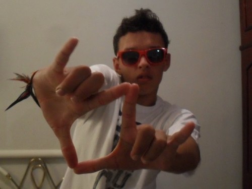 EU sou um cara simples que sabe quem é sempre confiante de si, sempre pensando o melhor das pessoas e de mim mesmo…um homem muito sincero.