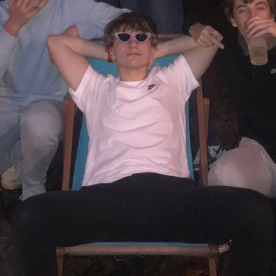 EnzoLecoeur's profile picture. Quand mon vert est pleins je le vide / Quand mon vert est vide je le pleins / 🔁