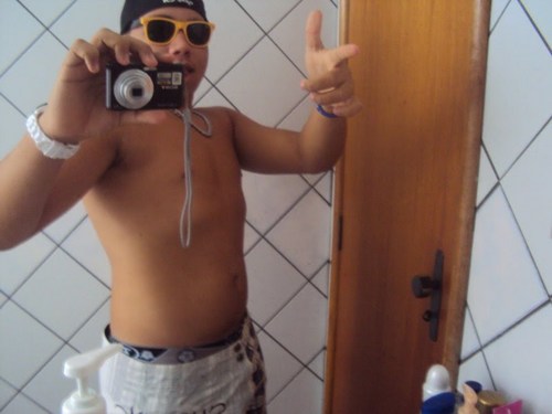 Descreva de mim como quiser,e receba de mim o que merecer.sou alegre,ousado e gosto de sair com amigos para festas,apenas mais um menino tentano realizar sonhos