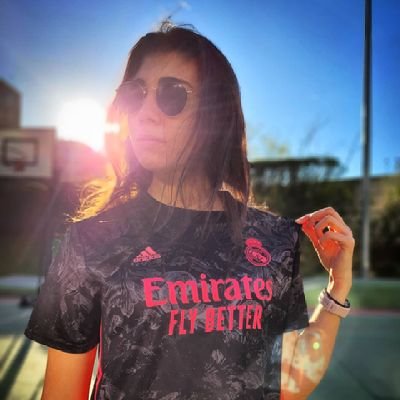 Madrileña y madridista. Actriz y cantante. Musicales. Seriéfila. Arbeloa CAP17ÁN. Melendi. LANA PARRILLA #EvilRegal ¿Un ídolo? CRISTIANO RONALDO. Periodista
