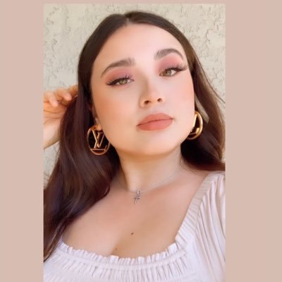 Vanesssy29's profile picture. Sometimes people hate you because of the way other people love you💎💋