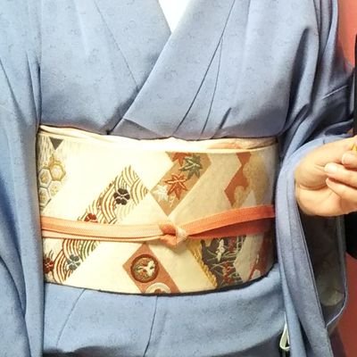 能楽師の夫、高校生の娘と暮らす、主婦&会社員です。語り手ボランティアも少しします。古いもの好き(着物、古典芸能、古い建物、小江戸やら小京都)。通勤電車では本を読むか、サザンを聞いてます♪