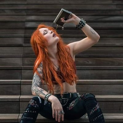 esined26's profile picture. ..Personas Rotas no reparan a otras..