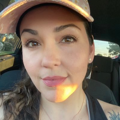 I am a wife and mother of 2 daughters. I have a standard F1BB goldendoodle named Teddy. I love makeup, skincare going to the gym, and freebies!
