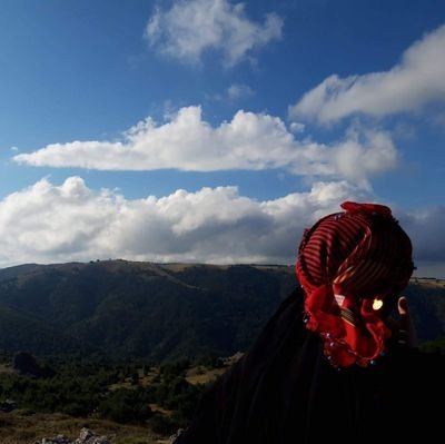 Tenhalardayım...
Menzili çoktan geçtim, ün saldı kayboluşum.