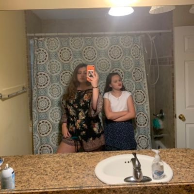 _Aliviall_'s profile picture. follow my main _alivial_