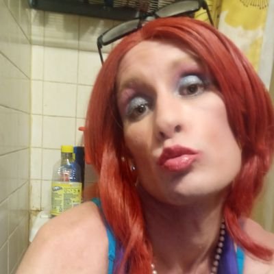 Obedient sissy gurl looking for other sissies and girlfriends to hang with and be one of the girls