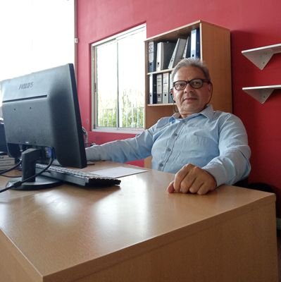 Venezolano, Economista, Consultor de Empresas, valenciano...libre pensador...ah, y gocho.