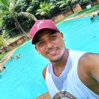 Vão dizer que foi sorte, falou
Só eu sei como foi
Ter que comer o pão
Que o inimigo amassou
Nessa guerra constante
Ser perseverante
É fundamental
