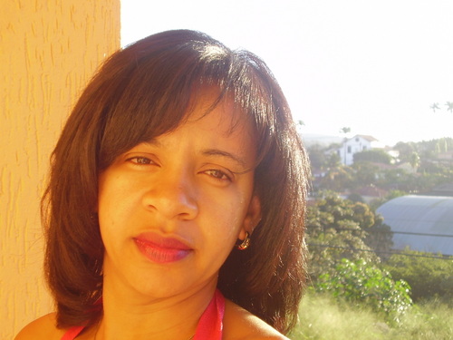 sou alegre e amo fazer amizades, sou humilde ,sincera, sou morena , olhos castanhos, cabelos castanhos, boca carnuda..