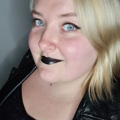 xhollywolly's profile picture. Holly, English Degree Student, Consulting Detective, Time Lord, Witch, Fire Dragon Slayer, Vampire, All things strange Obsessive