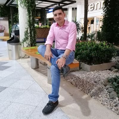 Licenciado en Informática y Medios Audiovisuales
Apasionado por la fotografía y los medios
Enamorado de la vida
Solidario y comprometido con las causas sociale