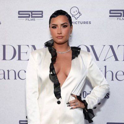 Stanning Demetria Devonne Lovato 🦋❤️